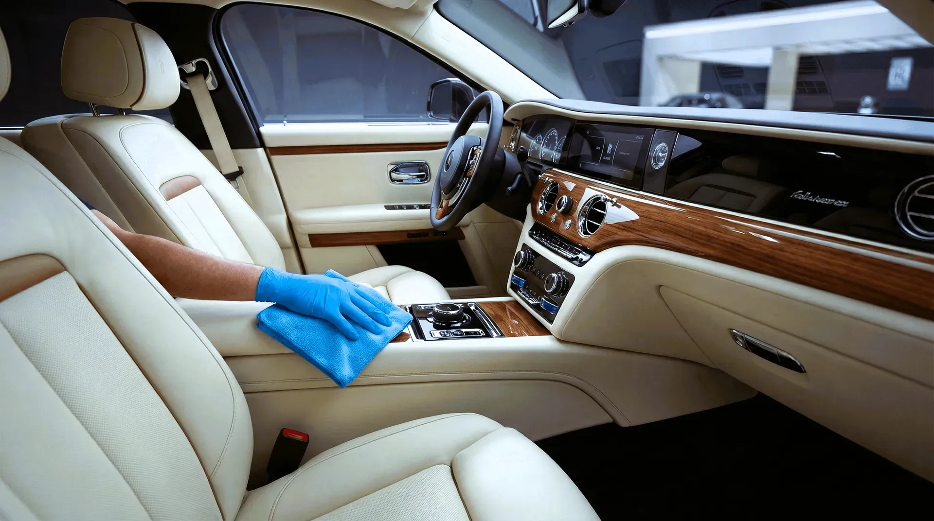 Detallado interior de auto de lujo con asientos de cuero crema y tablero de madera: limpieza manual cuidadosa a domicilio en Quito por JCaiza